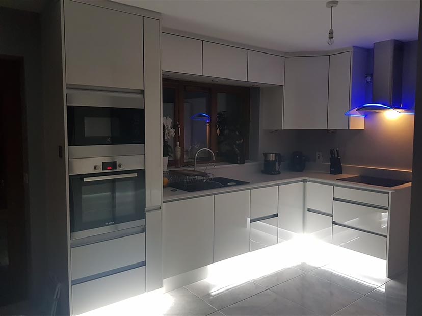 White High Gloss doors with integrated handle rails and a combination of lights.